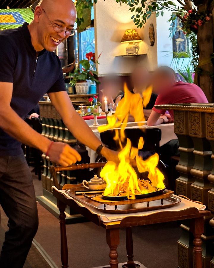 Die Ente wird im Restaurant am Tisch flambiert