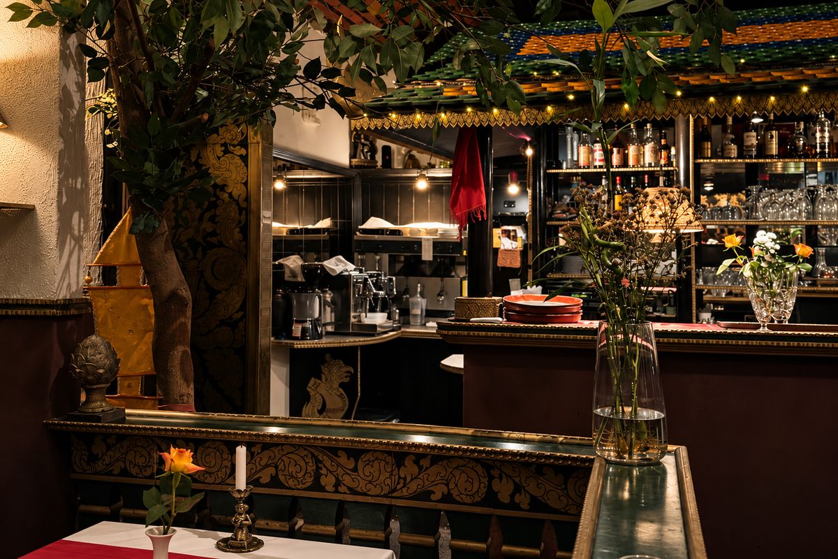 Bar mit Baum, Schnitzereien und Blumen