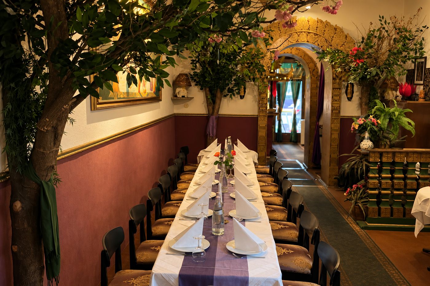 Lange gedeckte Tafel bis zum Eingang mit Torbogen